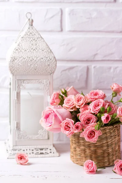 Roze Rozen Bloemen Decoratieve Witte Lantaarn Tegen Witte Bakstenen Muur — Stockfoto