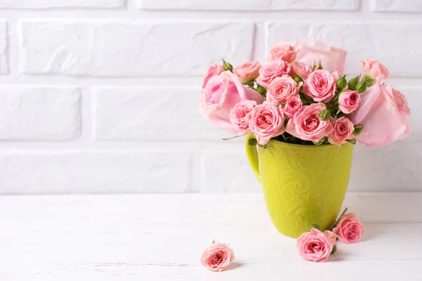 Rosa Rosas Flores Copa Verde Contra Pared Ladrillo Blanco Bodegón — Foto de Stock