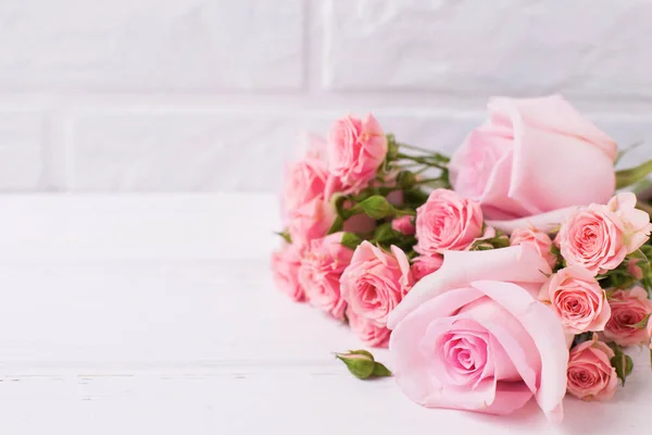 嫩粉红色玫瑰花在白色木质背景 花静物 选择性对焦 文本位置 — 图库照片
