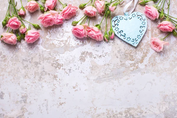 Blue Heart Pink Roses Flowers Grey Vintage Textured Background Floral — Stock Photo, Image