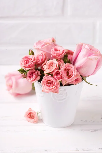 Roze Rozen Bloemen Witte Pot Tegen Witte Bakstenen Muur Bloemen — Stockfoto