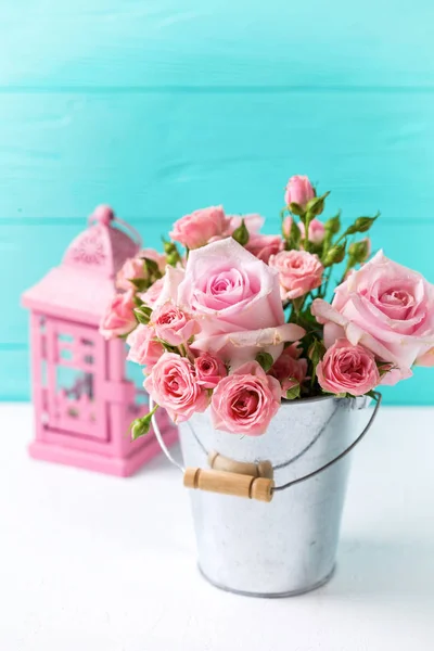 Stelletje Teder Roze Rozen Bloemen Pot Decoratieve Lantaarn Witte Houten — Stockfoto