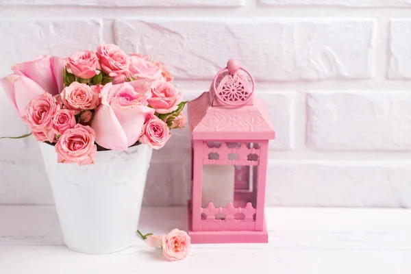 Flores Rosas Rosadas Maceta Blanca Linterna Rosa Contra Pared Ladrillo — Foto de Stock