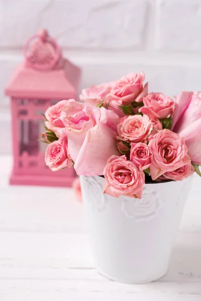 Roze Rozen Bloemen Pot Witte Roze Lantaarn Tegen Witte Bakstenen — Stockfoto