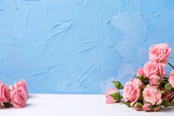Bordure Roses Roses Fleurs Sur Fond Texturé Bleu Clair Nature — Photo