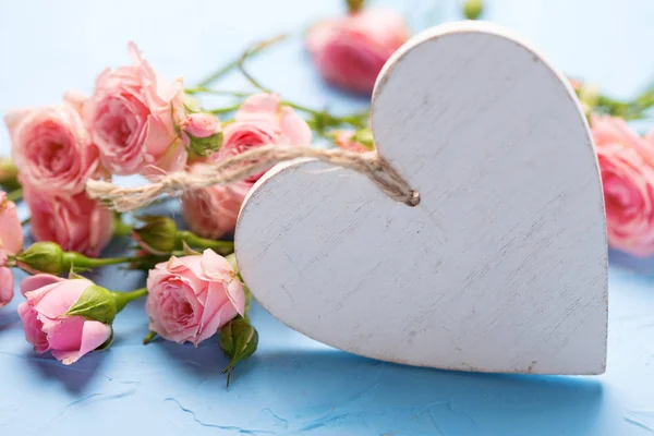 Anbud Rosa Rosor Blommor Och Dekorativa Vita Hjärtat Texturerat Blå — Stockfoto