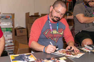 Köln, Almanya - 28 Haziran 2019: Joe Prado (çizgi roman sanatçısı), Ccxp Köln 'de hayranları için imza dağıtıyor.