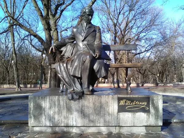 Taras Shevchenko anıtı. Ukrayna, Chernihiv.