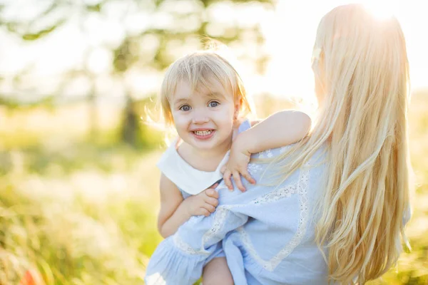 Felice Giovane Madre Con Figlia All Aperto Nel Parco Estivo — Foto Stock