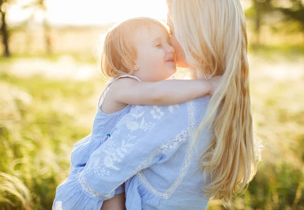 Bambina Che Abbraccia Sua Madre All Aperto Nel Parco Estivo — Foto Stock