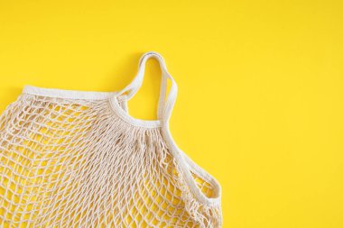 Renkli arka planda yeniden kullanılabilir alışveriş çantası.