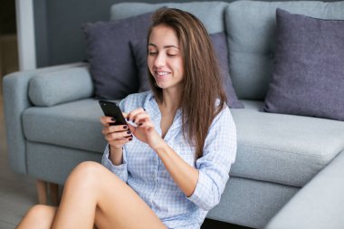 Karantina çıkışında arkadaşınla telefonda konuşan güzel bir genç kadın..