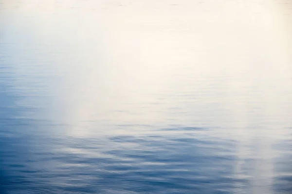 平静的海水与背景 — 图库照片