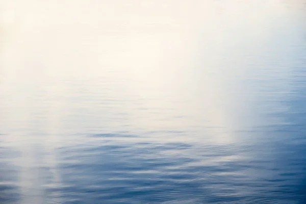 平静的海水与背景 — 图库照片