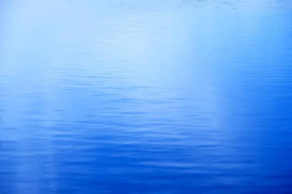 Ruhiges Meerwasser Mit Hintergrund lizenzfreie Stockfotos