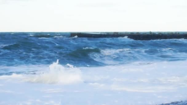 Les vagues de l'océan s'écrasent sur la plage au Danemark 