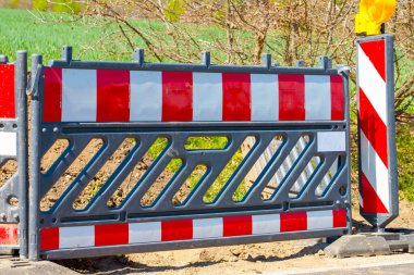 Almanya 'da inşaat alanındaki engellerle yol çalışması