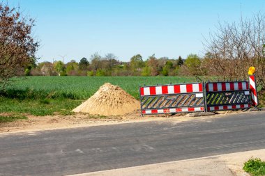 Almanya 'da inşaat alanındaki engellerle yol çalışması