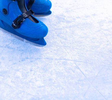 Yaşlı eski paten içinde bir buz patenci bacakları. Buz skratched arka plan