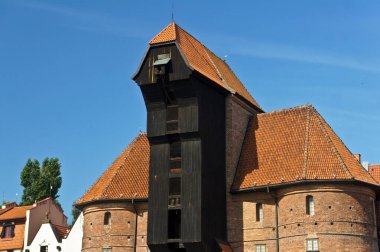 Gdansk, Polonya. Ortaçağ liman vinç Zuraw ve Motlawa Nehri ile Gdansk eski şehir.