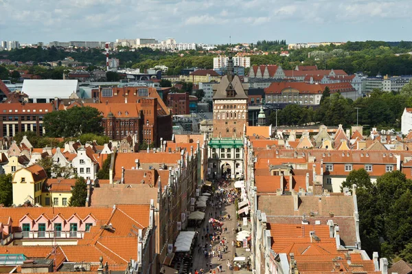 2019 년 8 월 11 일. 폴란드, 그단스크. 도시의 옛 모습 - 시청 타워에서 바라본 전경. — 스톡 사진