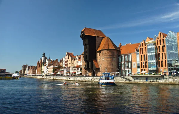 2019. augusztus 10. Lengyelország, Gdansk. Gdansk óvárosa középkori kikötődaruval Zuraw és Motlawa folyó. — Stock Fotó