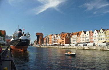 10 Ağustos 2019. Polonya, Gdansk. Polonya 'nın Gdansk kentindeki eski kasabanın mimarisi. Motlawa Nehri.