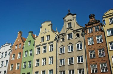 Gdansk, Polonya'da eski şehrin renkli cephesi.