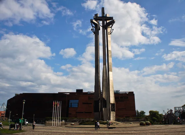 12 Agosto, 2019 GDANSK, POLÓNIA. Monumento dos Trabalhadores dos Estaleiros Caídos, Centro de Solidarnosc, Gdansk, Polónia . — Fotografia de Stock