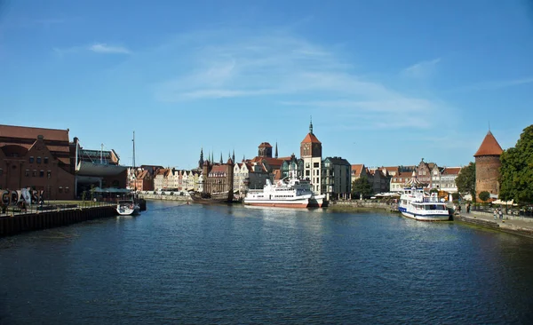 10 août 2019. Pologne, Gdansk. Rivière Motlawa. Architecture de la vieille ville de Gdansk, Pologne . — Photo