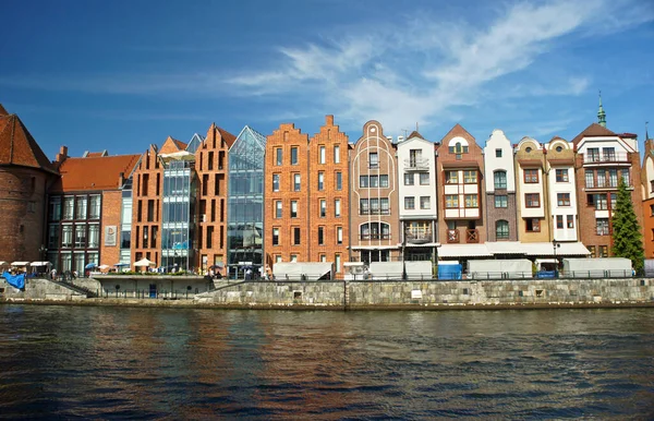 2019. augusztus 10. Lengyelország, Gdansk. Az óváros építészete Gdanskban, Lengyelországban. Motlawa folyó. — Stock Fotó