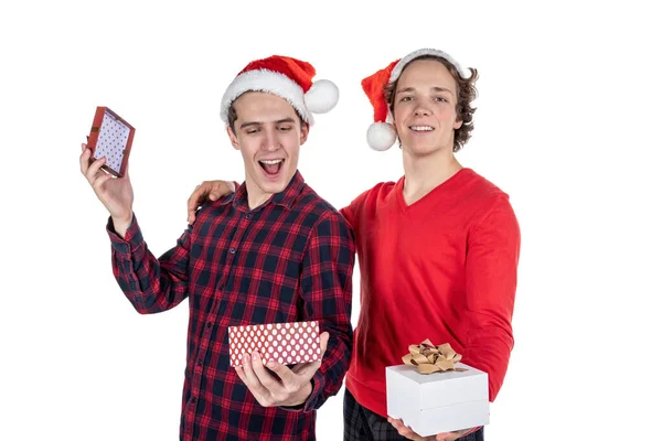 Två roliga unga män firar jul isolerad över vit bakgrund — Stockfoto