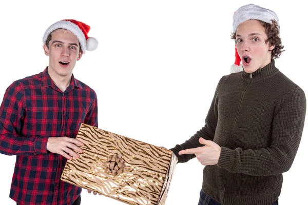 Δύο αστείοι νεαροί γιορτάζουν τα Χριστούγεννα απομονωμένοι σε λευκό φόντο — Φωτογραφία Αρχείου