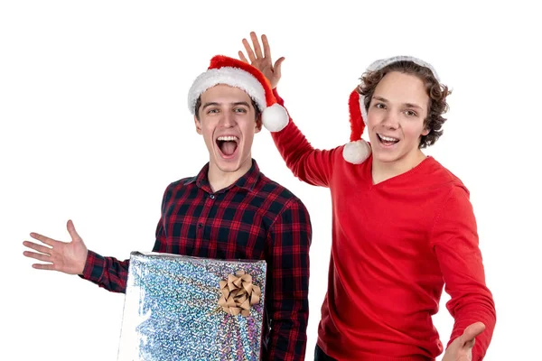 Dva legrační mladí muži slaví Vánoce izolované přes bílé pozadí — Stock fotografie