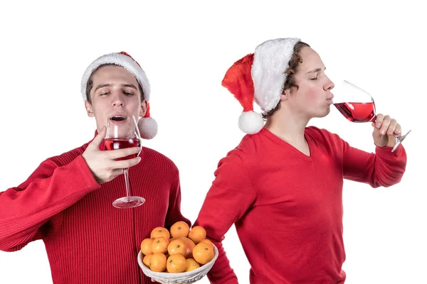 Два веселых молодых человека, празднующих Рождество изолированы на белом фоне — стоковое фото