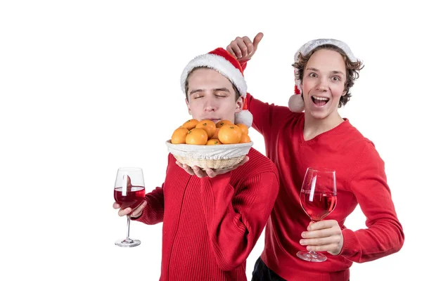 Deux jeunes hommes drôles célébrant Noël isolé sur fond blanc — Photo
