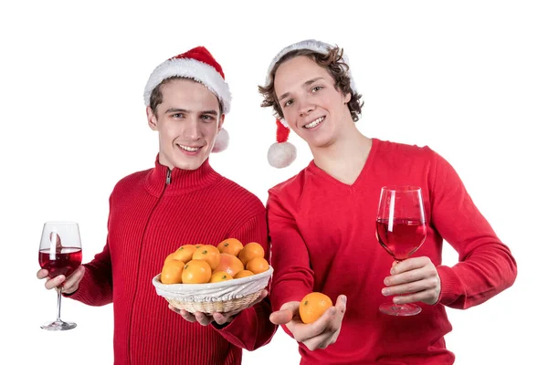 Två roliga unga män firar jul isolerad över vit bakgrund — Stockfoto