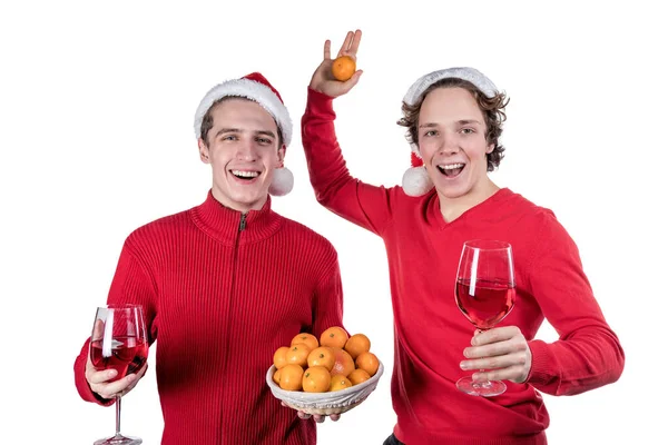 Två roliga unga män firar jul isolerad över vit bakgrund — Stockfoto