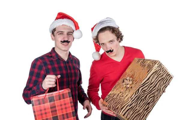 Δύο αστείοι νεαροί γιορτάζουν τα Χριστούγεννα απομονωμένοι σε λευκό φόντο — Φωτογραφία Αρχείου