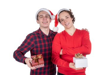 Beyaz arka planda izole edilmiş iki komik genç adam Noel 'i kutluyor.