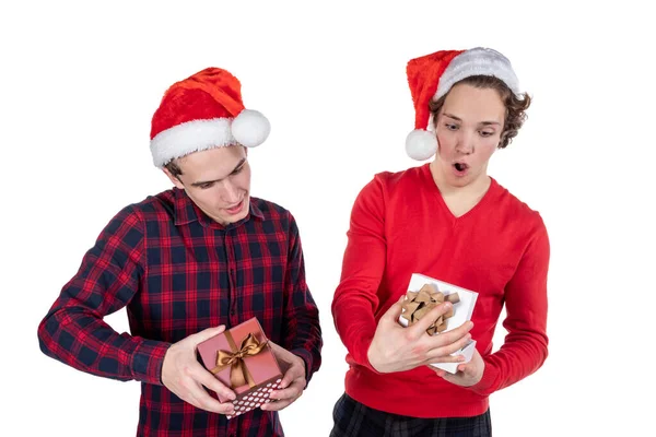 Två roliga unga män firar jul isolerad över vit bakgrund — Stockfoto