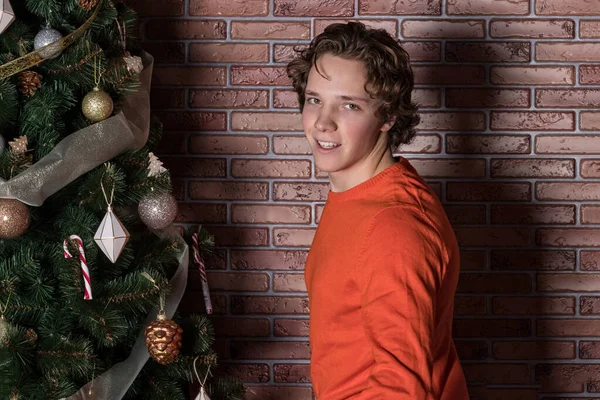 Engraçado jovem celebrando Natal isolado sobre tijolo backgroung — Fotografia de Stock