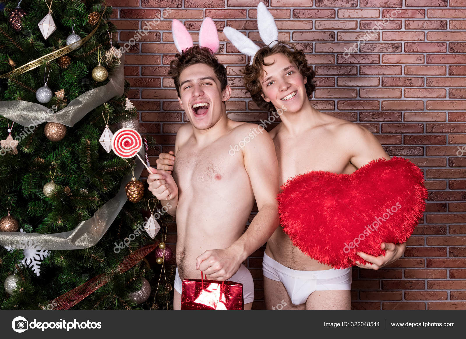 Zwei Lustige Kerle In Anzugen Hasen Feiern Weihnachten Uber Ziegelmauer Stockfotografie Lizenzfreie Fotos C Dmitrytkachev 322048544 Depositphotos