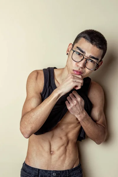 Młody sexy mężczyzna w okulary pozowanie i pokazać swoje ciało — Zdjęcie stockowe