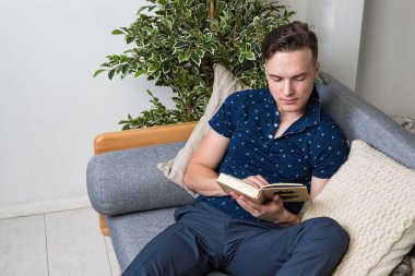 mutlu genç adam kanepede oturan