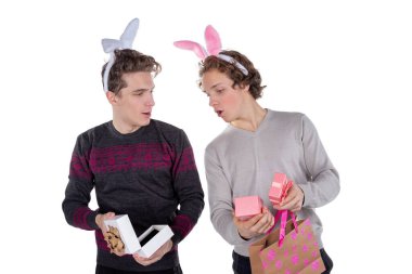 Tavşan kulaklı iki mutlu genç adam ellerinde hediye kutularıyla