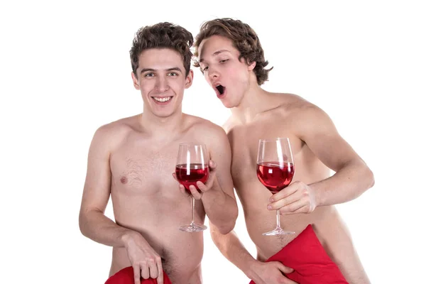 Zwei Lustige Nackte Kerle Mit Gläsern Mit Rotwein Und Herz — Stockfoto