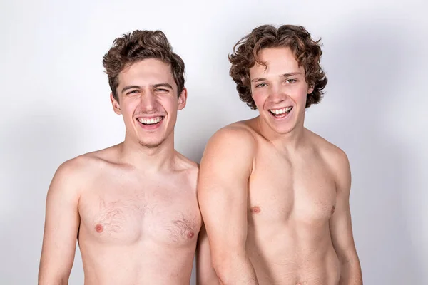 Deux Jeunes Gars Sexy Câlins Sur Fond Blanc — Photo