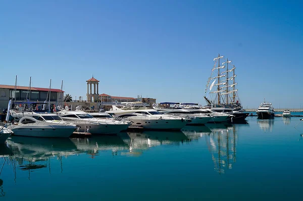 Los yates están en el puerto de Sochi. Nave "Khersones" en el fondo . — Foto de Stock