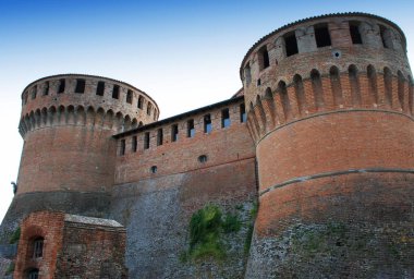 Dozza / Imola, İtalya - 25 Nisan 2013: Dozza, Imola, Bologna 'daki sokak sanatı ve duvar evi.